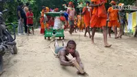 दो माह की बेटी संग दंडवत यात्रा पर निकला दंपती, एक पैर से बाबा धाम जा रहे दिव्यांग शिवभक्त ने बढ़ाया आस्था का मान