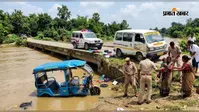 स्कूल वैन की टक्कर से कनकई नदी में गिरी ई-रिक्शा, पुलिस ने चार लोगों को सुरक्षित निकाला