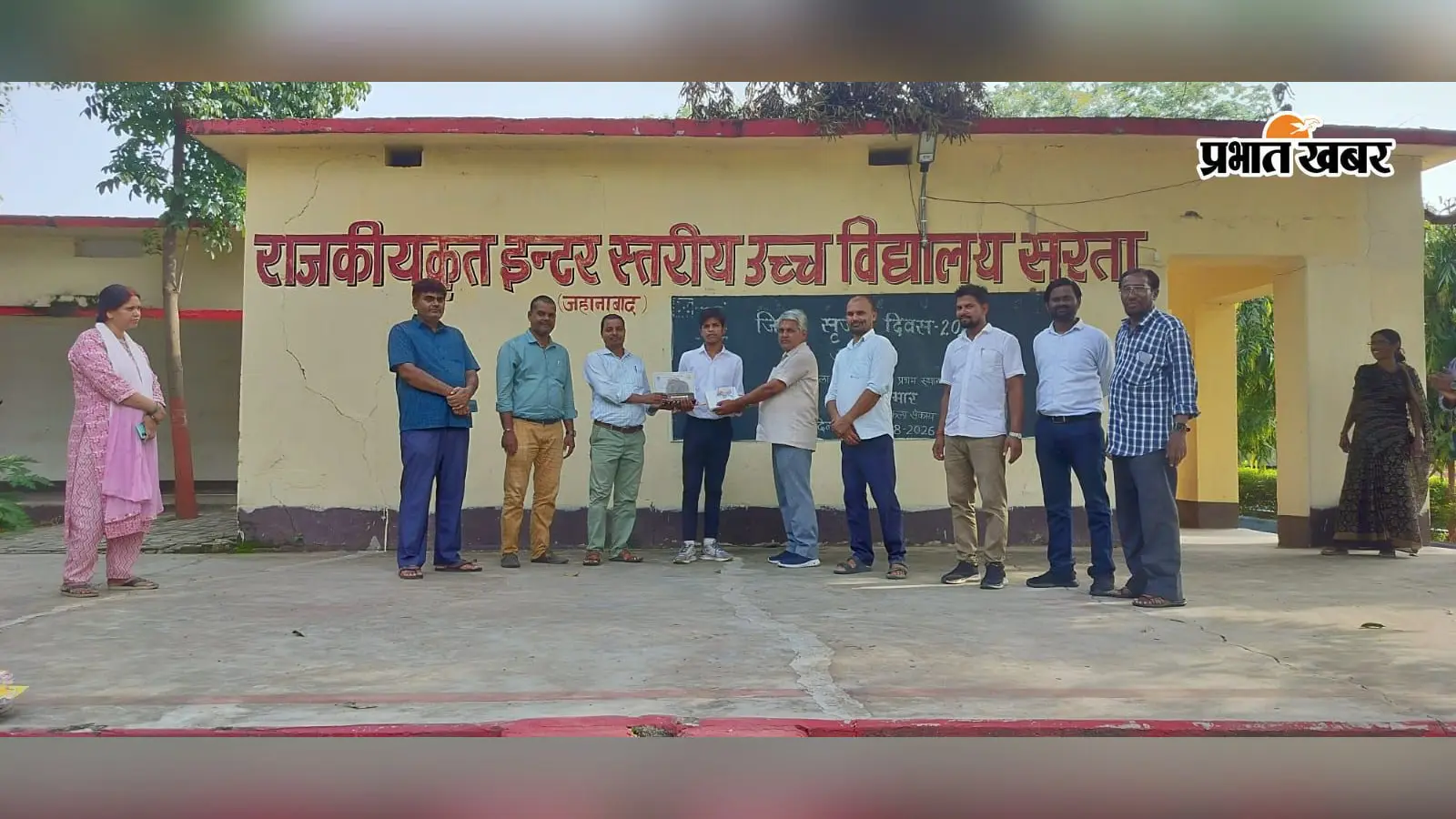 छात्र को पुरस्कृत करते शिक्षक | Prabhat Khabar Network छात्र को पुरस्कृत करते शिक्षक | Prabhat Khabar Network
