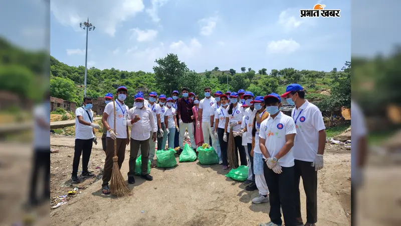 गया कॉलेज के एनएसएस स्वयंसेवकों ने स्लम बस्ती में चलाया स्वच्छता अभियान, योग से दिया स्वस्थ जीवन का संदेश