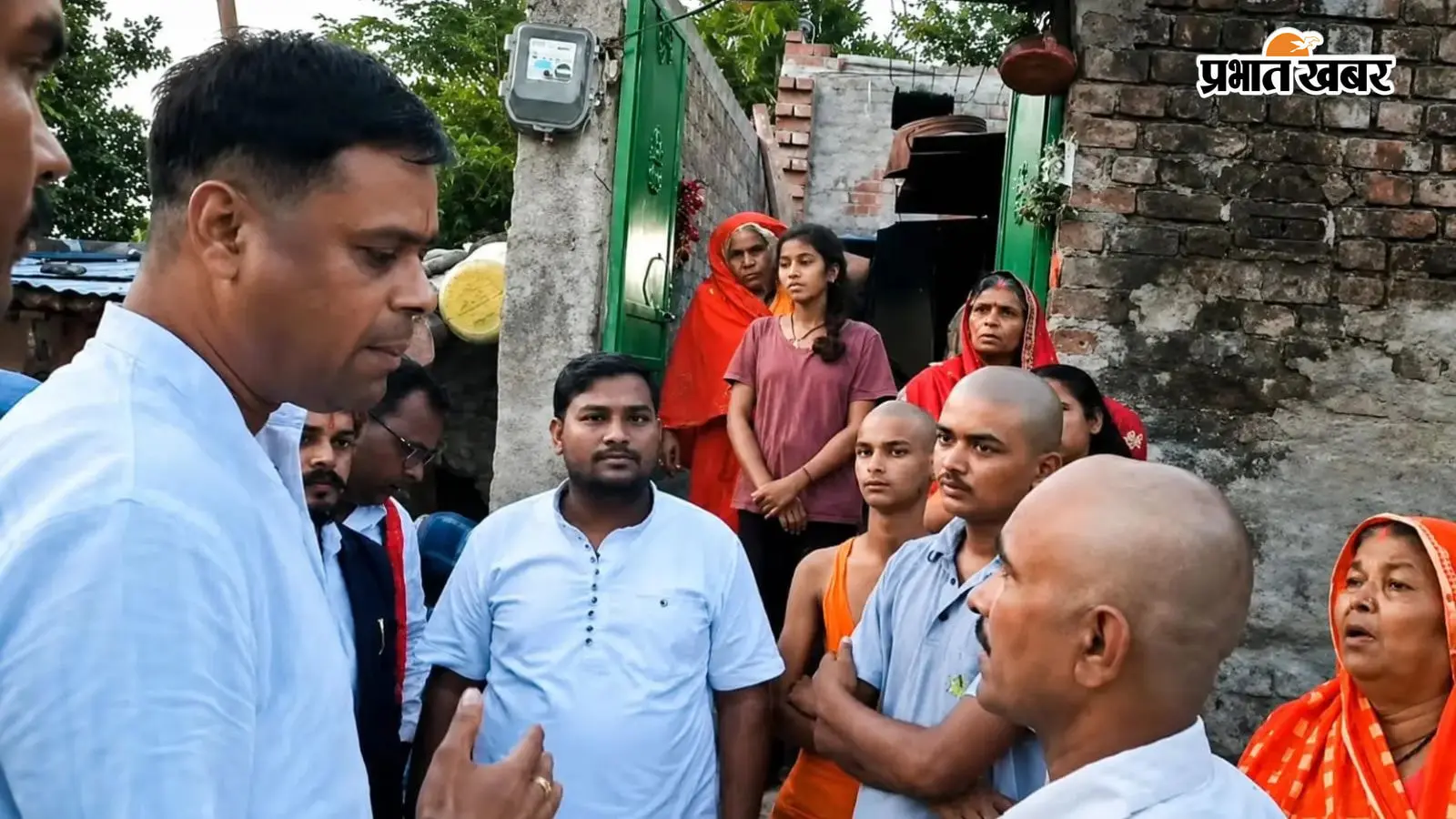 जानकारी लेते युवा लोक जनशक्ति पार्टी (रामविलास) के नेता जानकारी लेते युवा लोक जनशक्ति पार्टी (रामविलास) के नेता