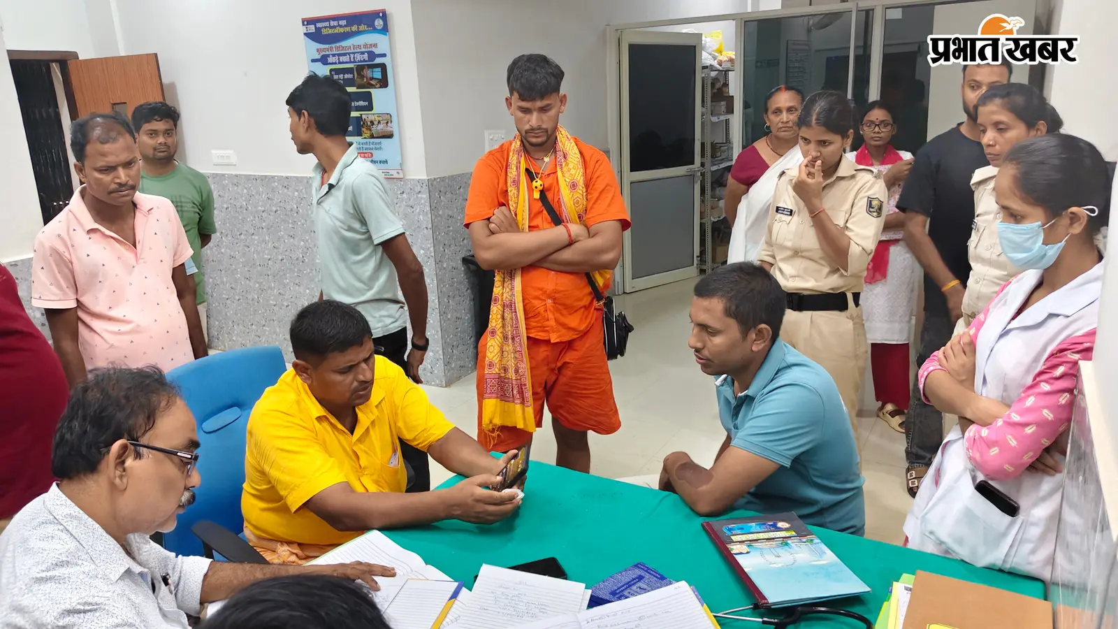 अस्पताल में मौजूद पुलिस व मेडिकल टीम | Prabhat Khabar Network अस्पताल में मौजूद पुलिस व मेडिकल टीम | Prabhat Khabar Network