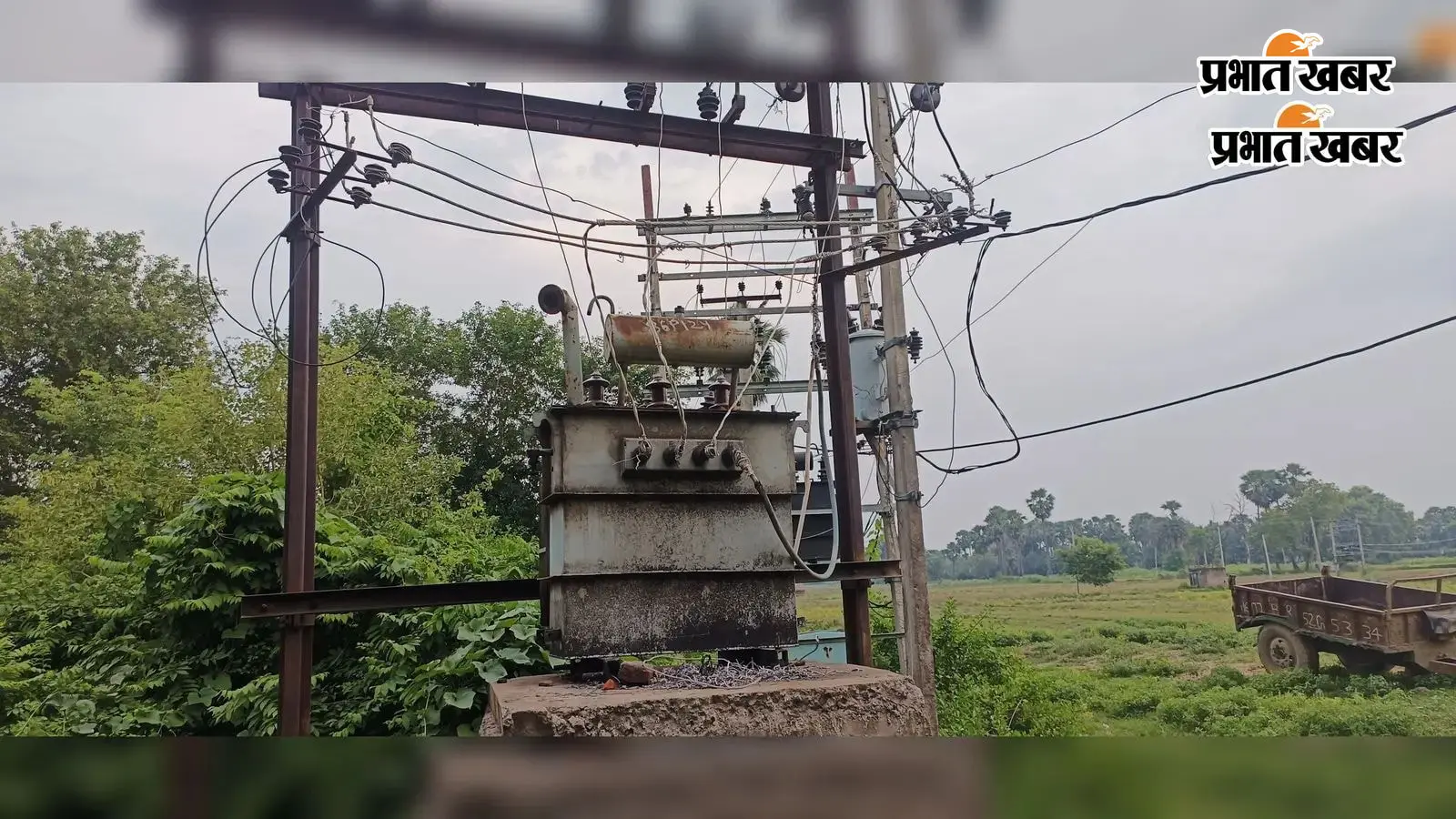 धमौल के आदर्श मध्य विद्यालय के समीप जले 200 केवीए का ट्रांसफार्मर धमौल के आदर्श मध्य विद्यालय के समीप जले 200 केवीए का ट्रांसफार्मर