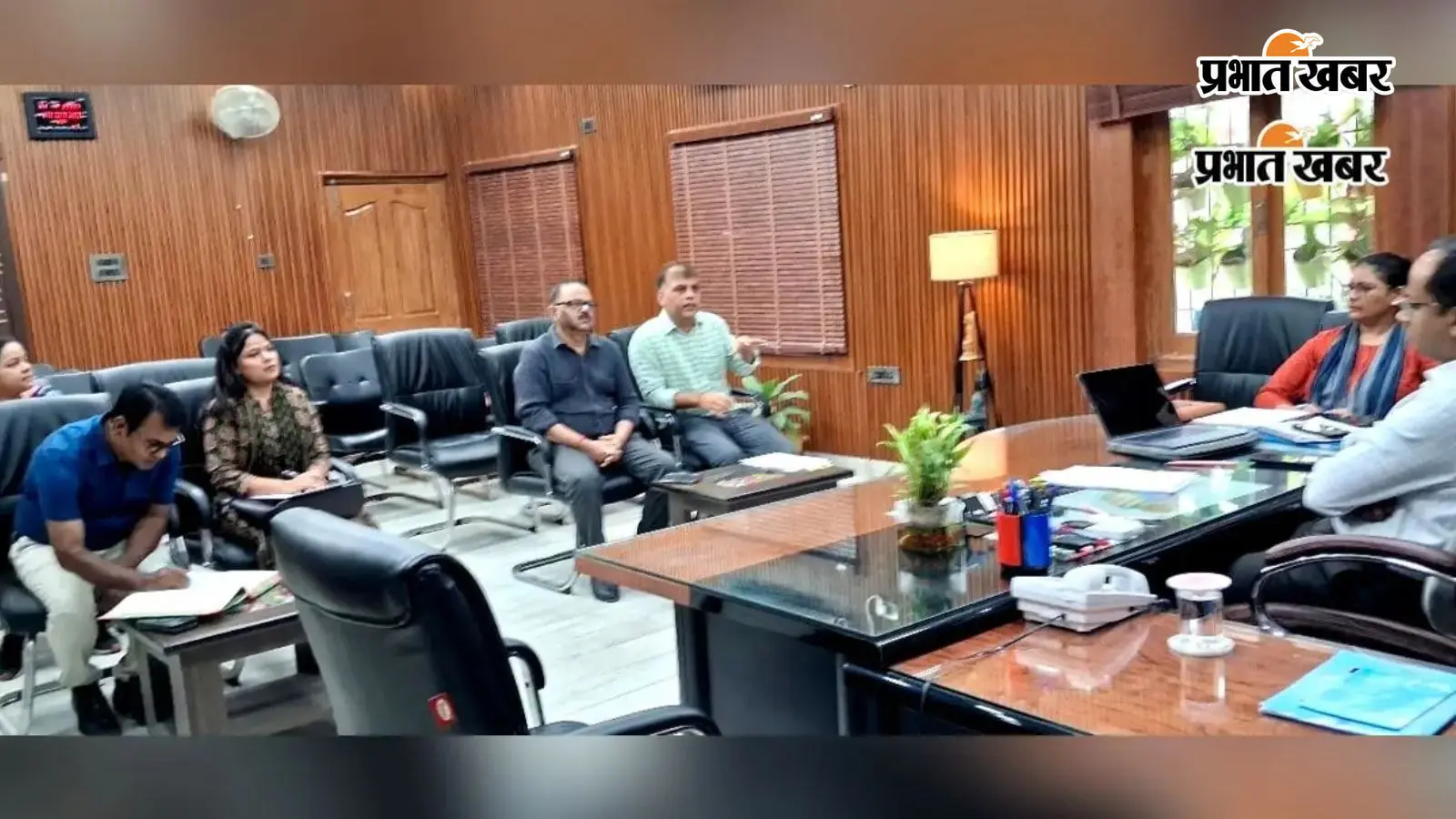 निबंधन पदाधिकारी के साथ बैठक करते डीएम निबंधन पदाधिकारी के साथ बैठक करते डीएम