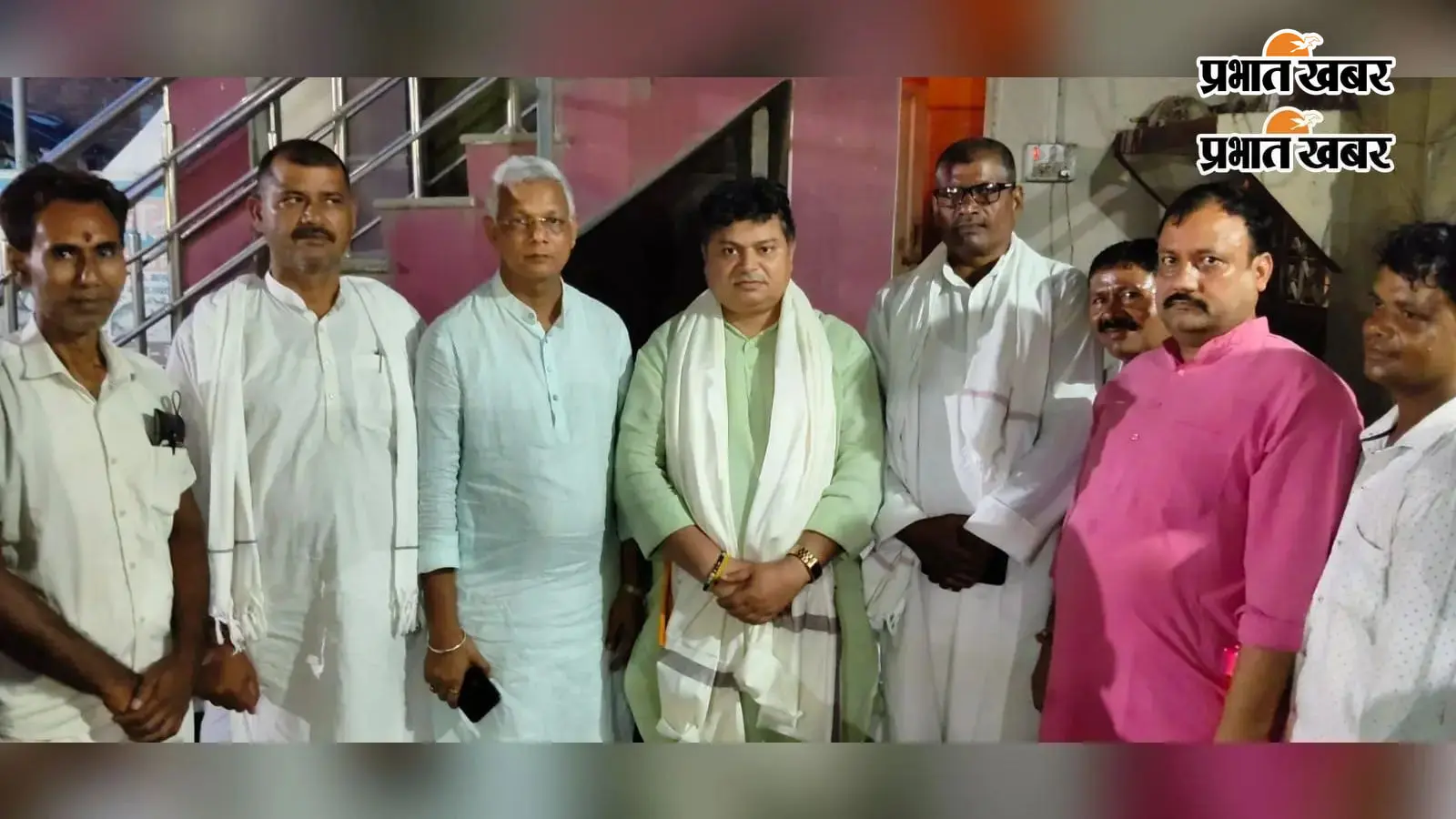 भगवानपुर में केंद्रीय मंत्री डॉ. राजभूषण चौधरी के साथ स्थानीय लोग भगवानपुर में केंद्रीय मंत्री डॉ. राजभूषण चौधरी के साथ स्थानीय लोग
