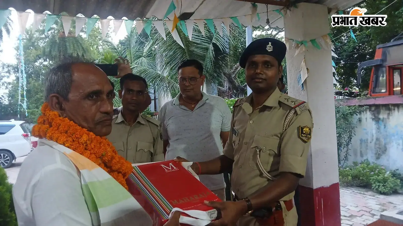 अंगवस्त्र भेंटकर चौकीदार को विदाई करते थानाध्यक्ष अंगवस्त्र भेंटकर चौकीदार को विदाई करते थानाध्यक्ष