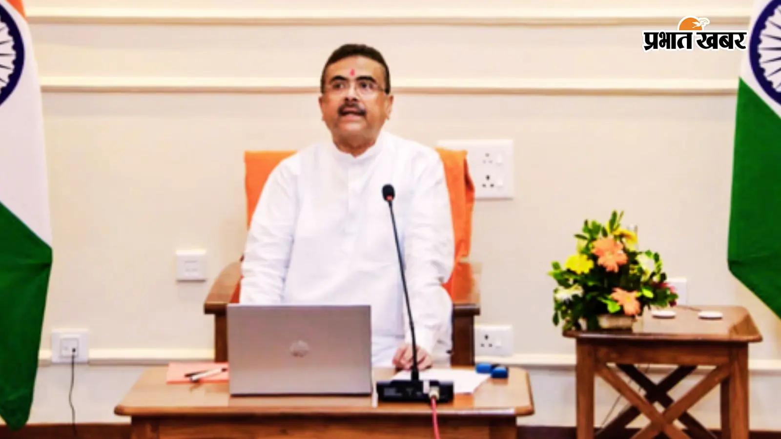 जनगणना फॉर्म भरने के बाद बंगाल के चीफ मिनिस्टर शुभेंदु अधिकारी. जनगणना फॉर्म भरने के बाद बंगाल के चीफ मिनिस्टर शुभेंदु अधिकारी.