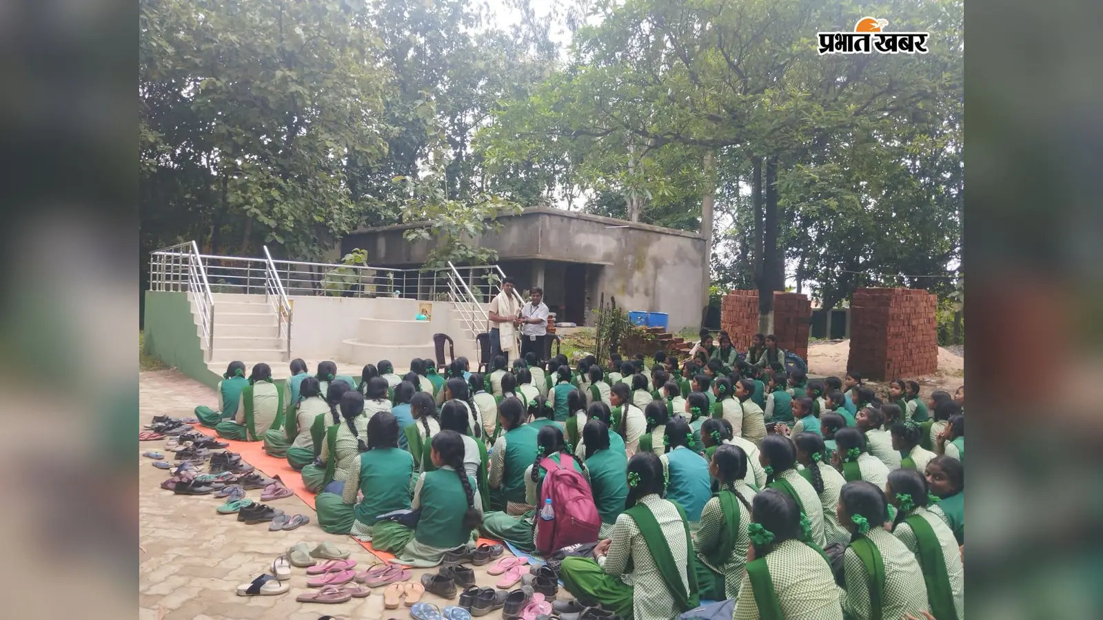 शिक्षक कौशलेंद्र कुमार सिंह को सम्मानित करते हुए विद्यालय के प्रधानाध्यापक डॉ.मिथिलेश कुमार. | Prabhat Khabar Network शिक्षक कौशलेंद्र कुमार सिंह को सम्मानित करते हुए विद्यालय के प्रधानाध्यापक डॉ.मिथिलेश कुमार. | Prabhat Khabar Network