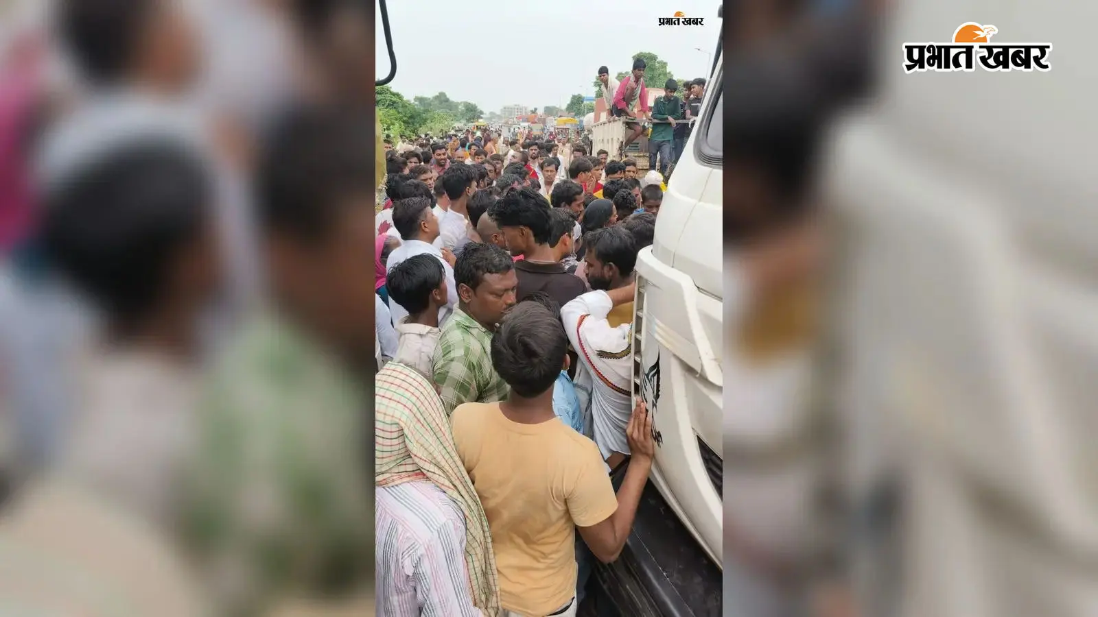 आक्रोशित लोगों ने किया सड़क जाम आक्रोशित लोगों ने किया सड़क जाम