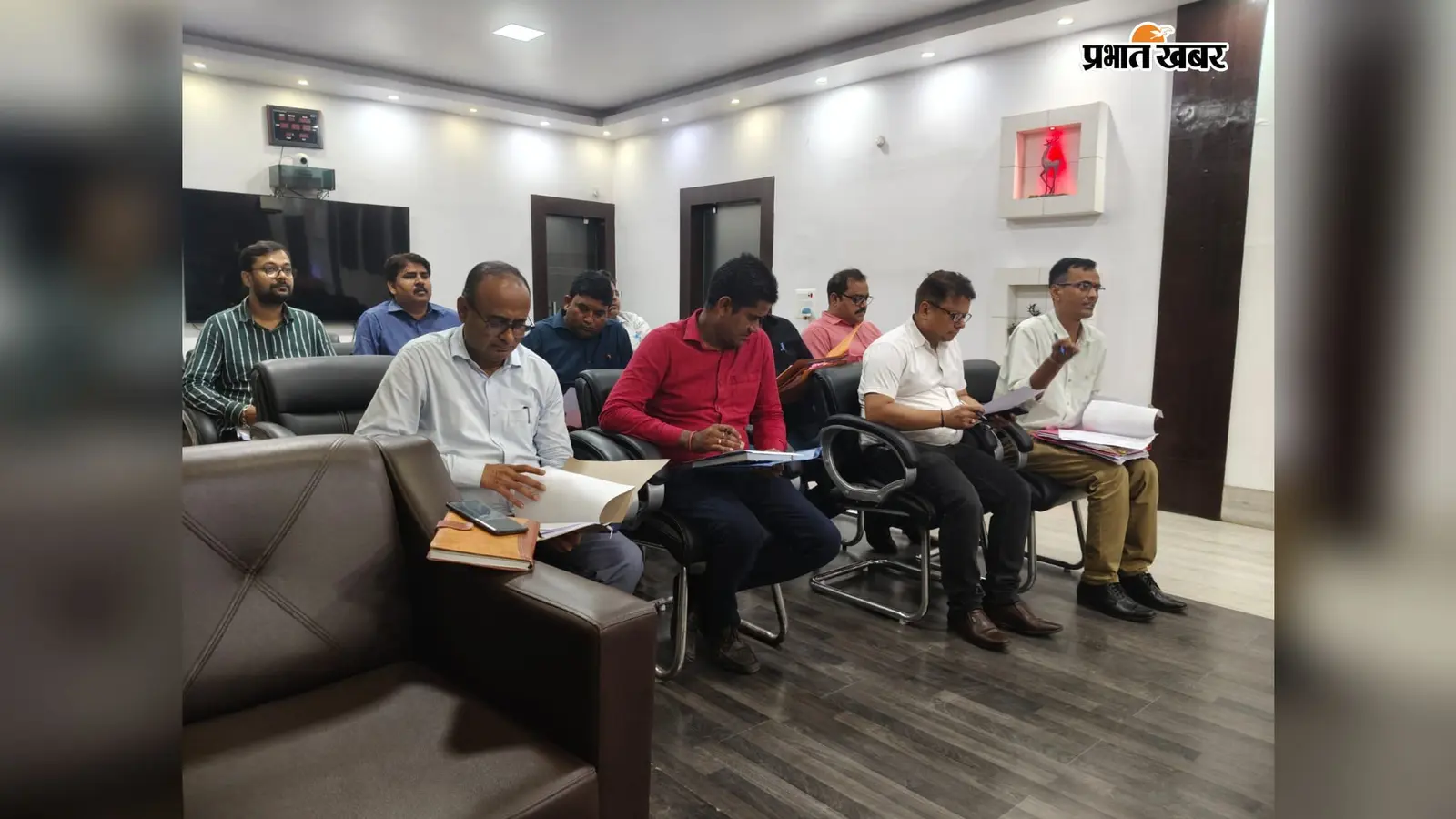 बैठक में उपस्थित अधिकारी | Prabhat Khabar Network बैठक में उपस्थित अधिकारी | Prabhat Khabar Network