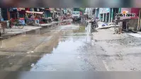 बेलदौर नगर पंचायत में जाम नालों से बढ़ी लोगों की मुश्किलें, सड़कों पर बह रहा गंदा पानी