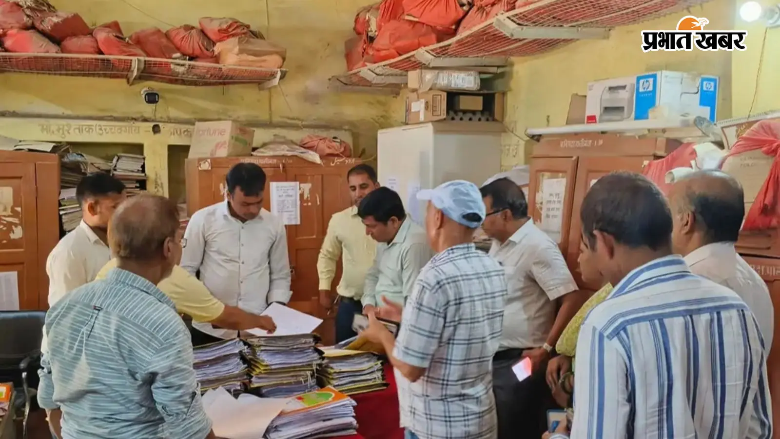 राशन कार्ड के आवेदन का निरीक्षण करते एसडीओ व अन्य राशन कार्ड के आवेदन का निरीक्षण करते एसडीओ व अन्य