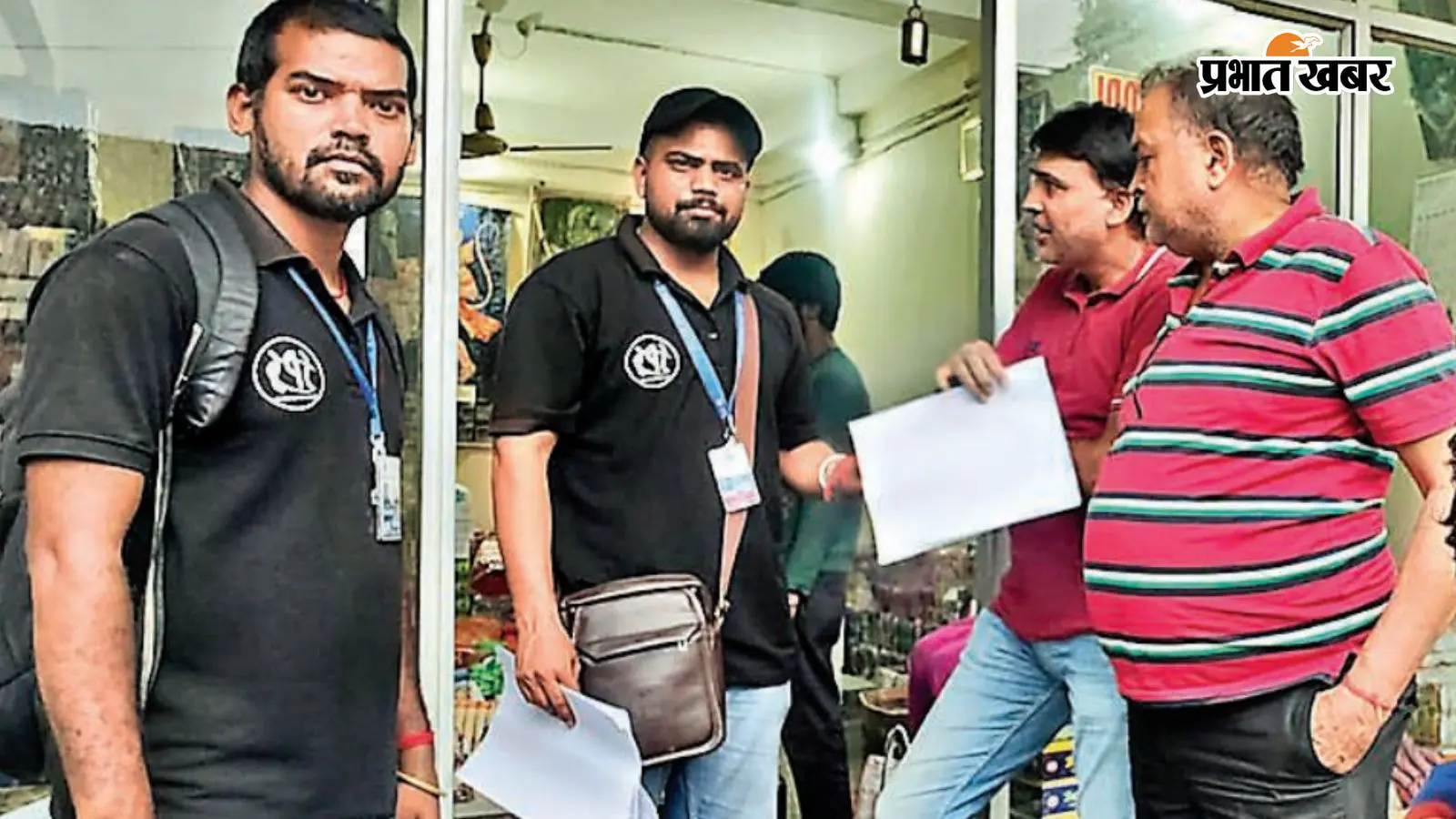 अपर बाजार के व्यापारियों को नोटिस देते नगर निगम के कर्मी. अपर बाजार के व्यापारियों को नोटिस देते नगर निगम के कर्मी.
