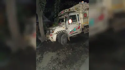 बरौनी NH-28 पर तेज रफ्तार पिकअप ने बाइक सवार मारी टक्कर,दो युवकों की हालत गंभीर