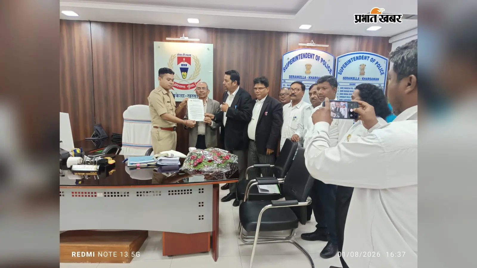 फोटो:एसपी को ज्ञापन सौपते | Prabhat Khabar Network फोटो:एसपी को ज्ञापन सौपते | Prabhat Khabar Network