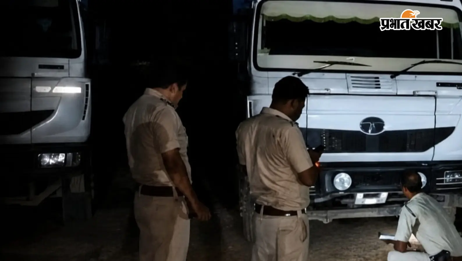 ट्रकों की जांच करती बंगाल पुलिस ट्रकों की जांच करती बंगाल पुलिस