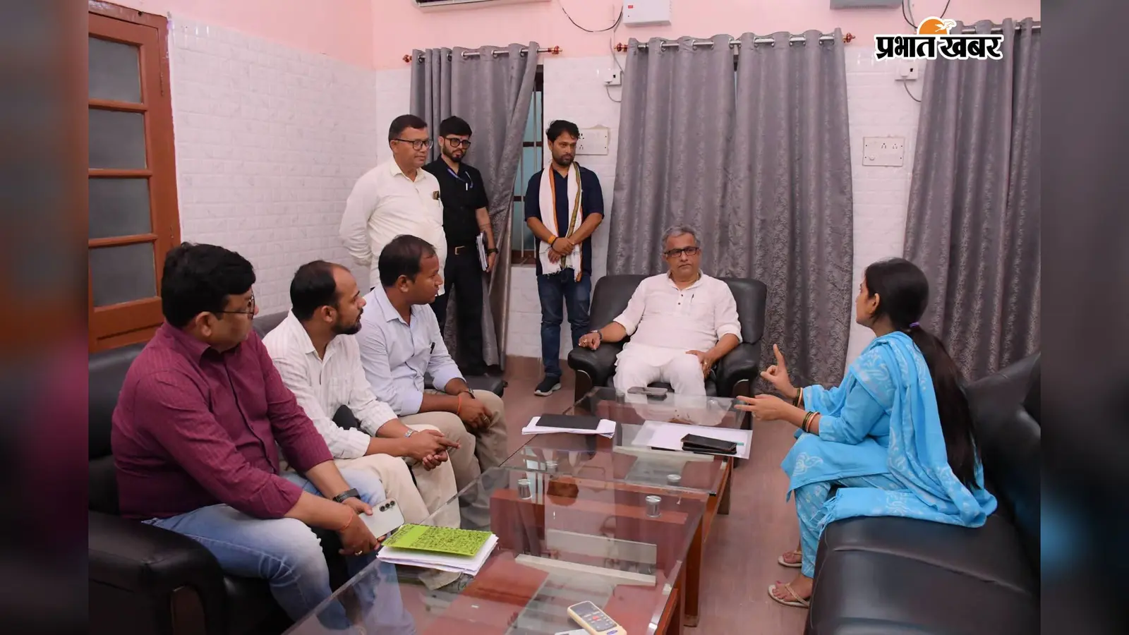 अधिकारियों के साथ बैठक करते मंत्री नीतीश मिश्रा | Prabhat Khabar Network अधिकारियों के साथ बैठक करते मंत्री नीतीश मिश्रा | Prabhat Khabar Network