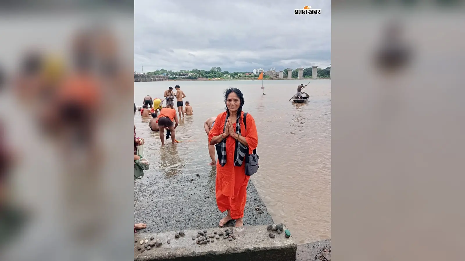 नर्मदा तट से जल लेती कृष्णा बम उर्फ माता बम | Prabhat Khabar Network नर्मदा तट से जल लेती कृष्णा बम उर्फ माता बम | Prabhat Khabar Network