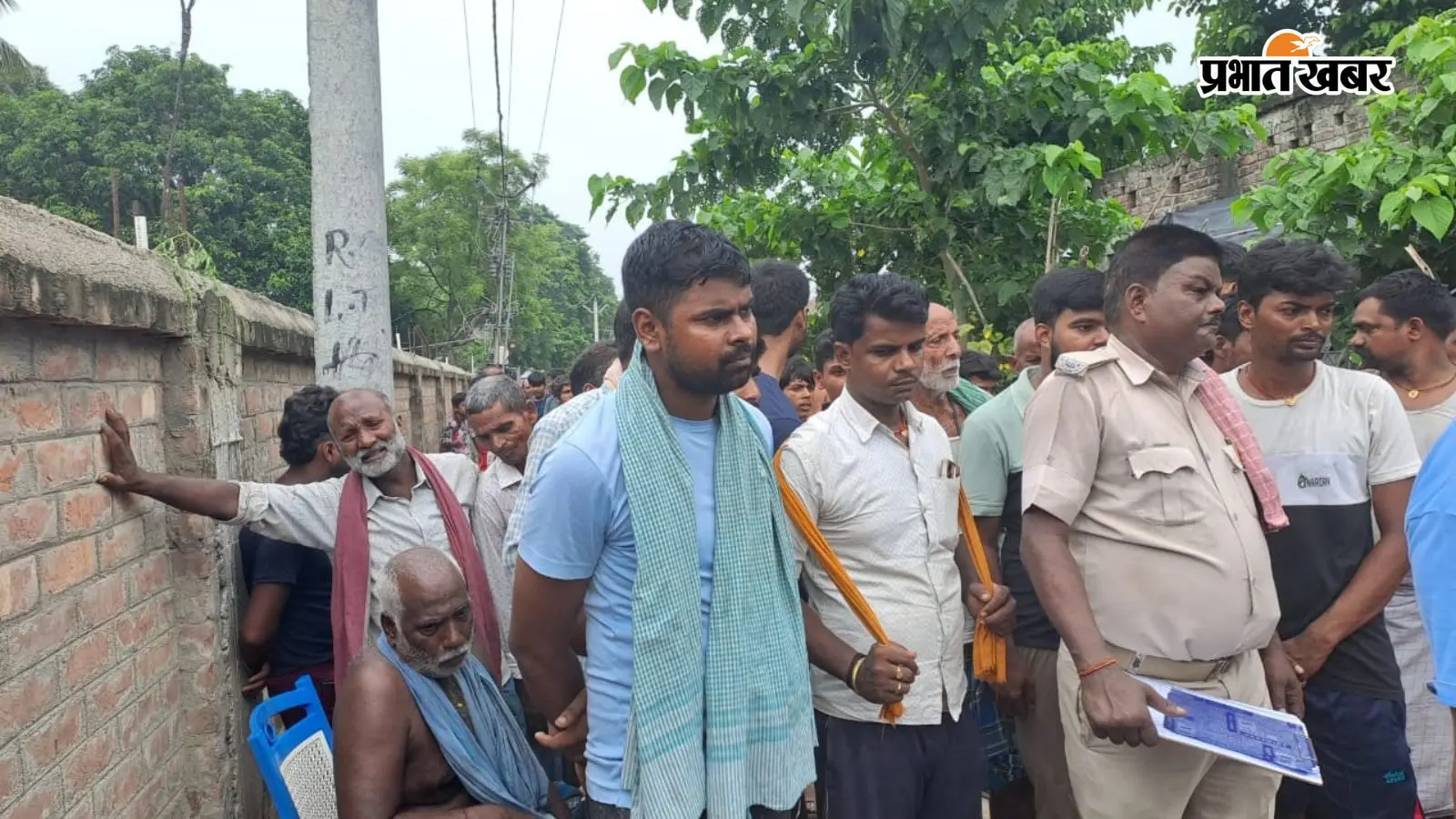 घटनास्थल पर छानबीन करते पुलिस पदाधिकारी. घटनास्थल पर छानबीन करते पुलिस पदाधिकारी.