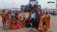 जोगबनी रेलवे स्टेशन पर नेपाल से आई शिव शिष्य परिवार की टीम, कांवड़ियों के बीच बांटा फल और पानी
