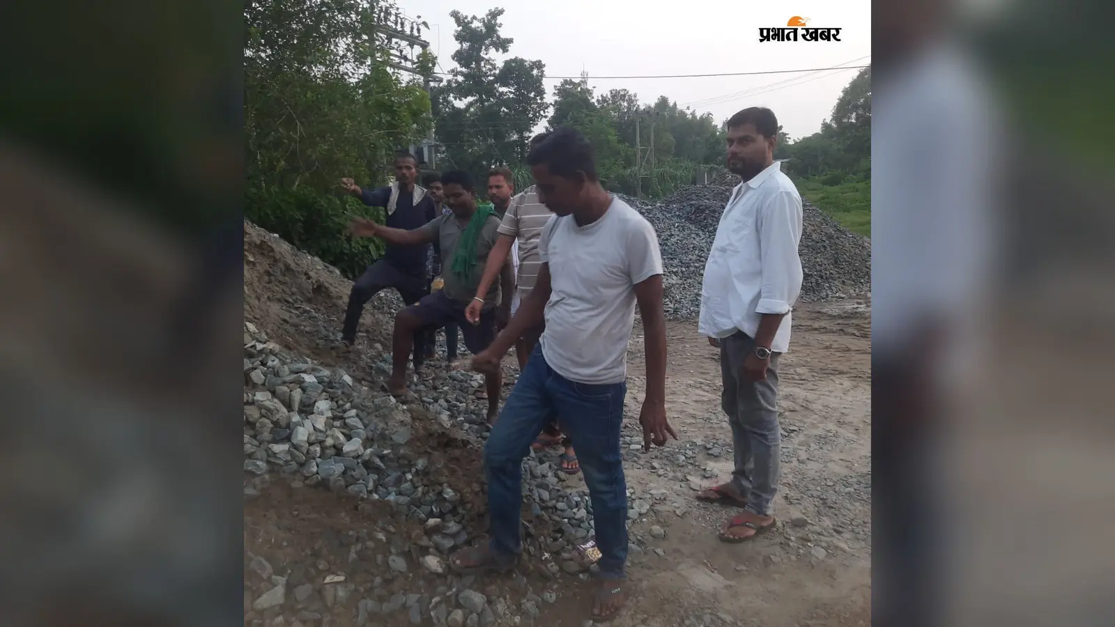 कार्यस्थल पर बोरा उठाते मजदूर,बेडमिशाली में मिलाए मिट्टी दिखाते ग्रामीण. | Prabhat Khabar Network कार्यस्थल पर बोरा उठाते मजदूर,बेडमिशाली में मिलाए मिट्टी दिखाते ग्रामीण. | Prabhat Khabar Network