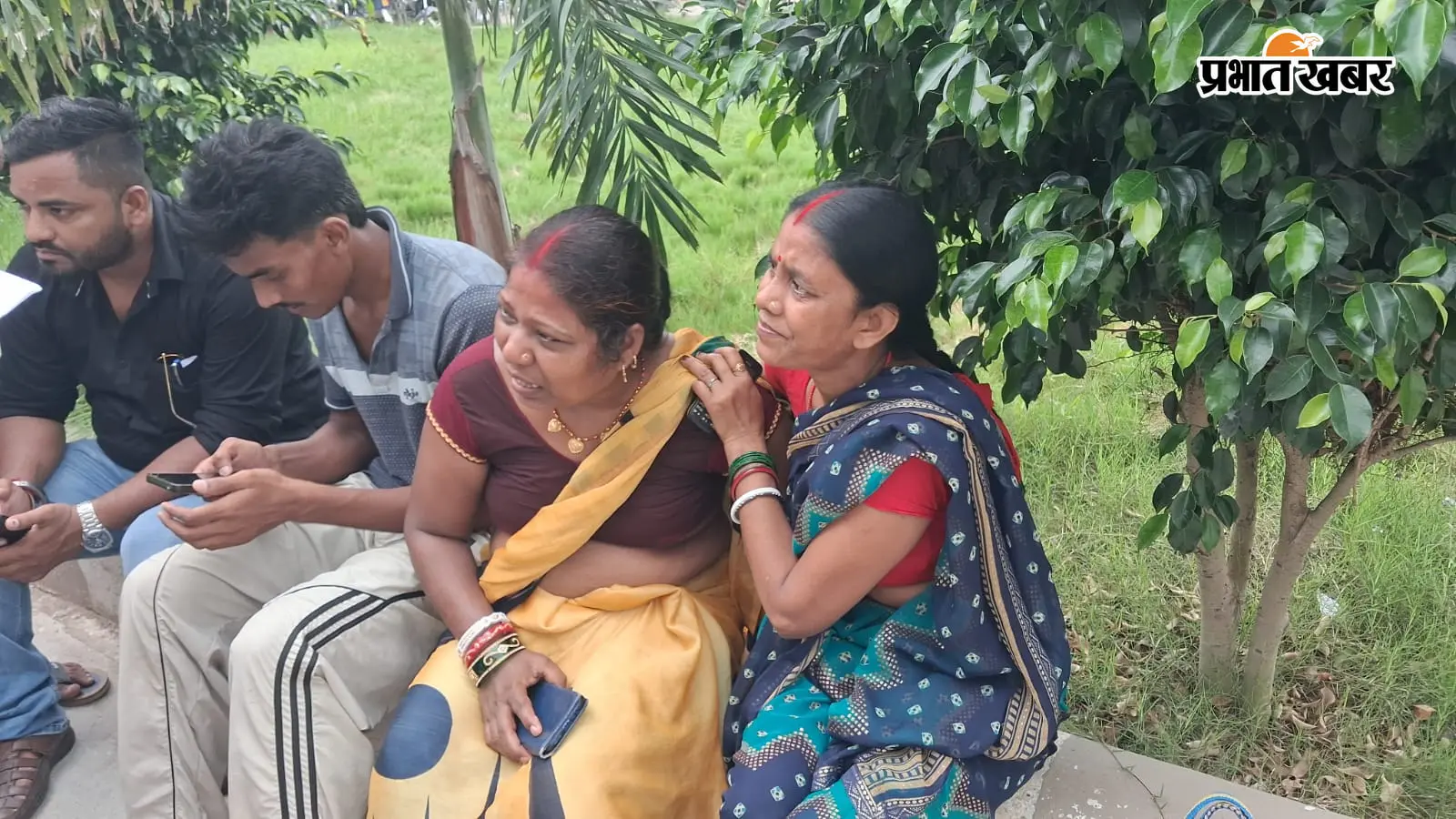 विलाप करते परिजन,मृतक अमन का फाइल फोटो | Prabhat Khabar Network विलाप करते परिजन,मृतक अमन का फाइल फोटो | Prabhat Khabar Network