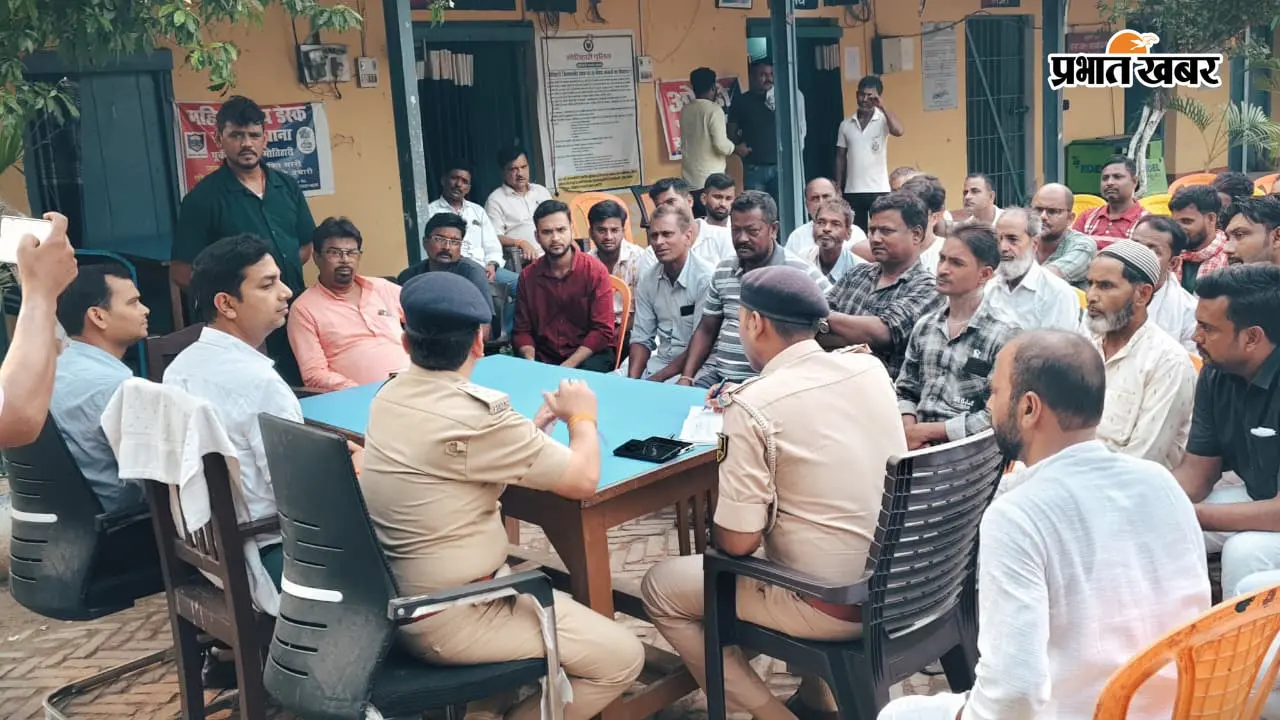 सुगौली में शांति समिति की बैठक करते सदर एसडीओ एसडीओ व डीएसपी | Prabhat Khabar Network सुगौली में शांति समिति की बैठक करते सदर एसडीओ एसडीओ व डीएसपी | Prabhat Khabar Network