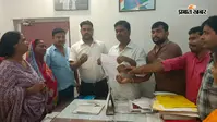 होल्डिंग टैक्स चुकाने के बाद भी सुविधाओं को तरस रहे वार्ड 8 के लोग, जलजमाव से बेहाल बतेघरिया के निवासियों ने नगर परिषद को सौंपा आवेदन