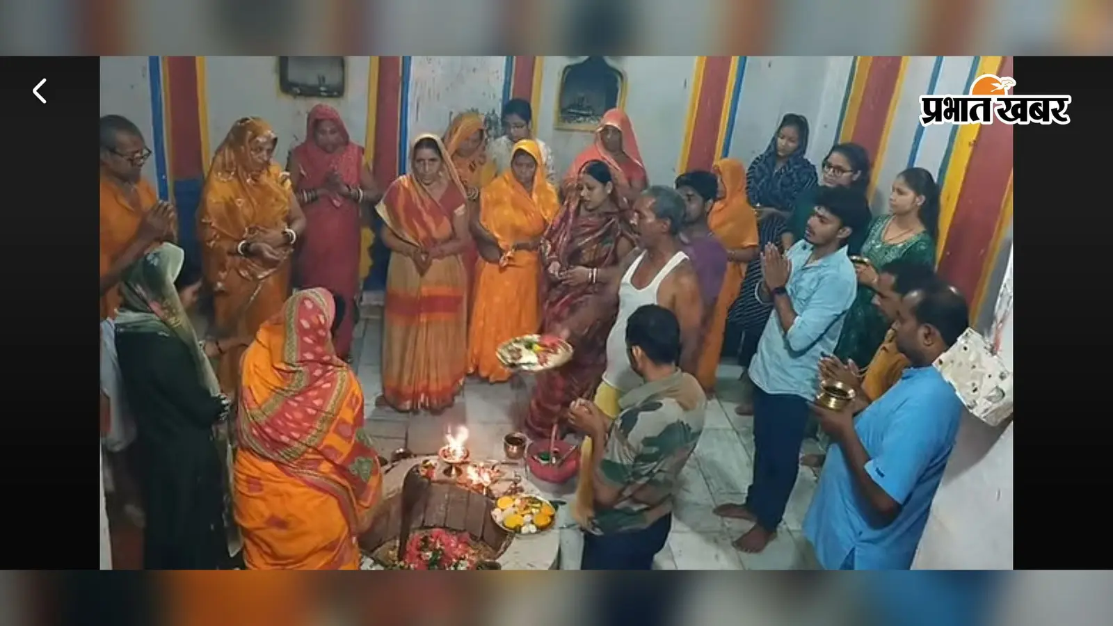 दोनों फाइल फ़ोटो है 1. गंगेश्वर स्थान महादेव की आरती में शामिल श्रद्धालु 2. दर्शन-पूजन के लिए मन्दिर परिसर में जुटे श्रद्धालु | Prabhat Khabar Network दोनों फाइल फ़ोटो है 1. गंगेश्वर स्थान महादेव की आरती में शामिल श्रद्धालु 2. दर्शन-पूजन के लिए मन्दिर परिसर में जुटे श्रद्धालु | Prabhat Khabar Network