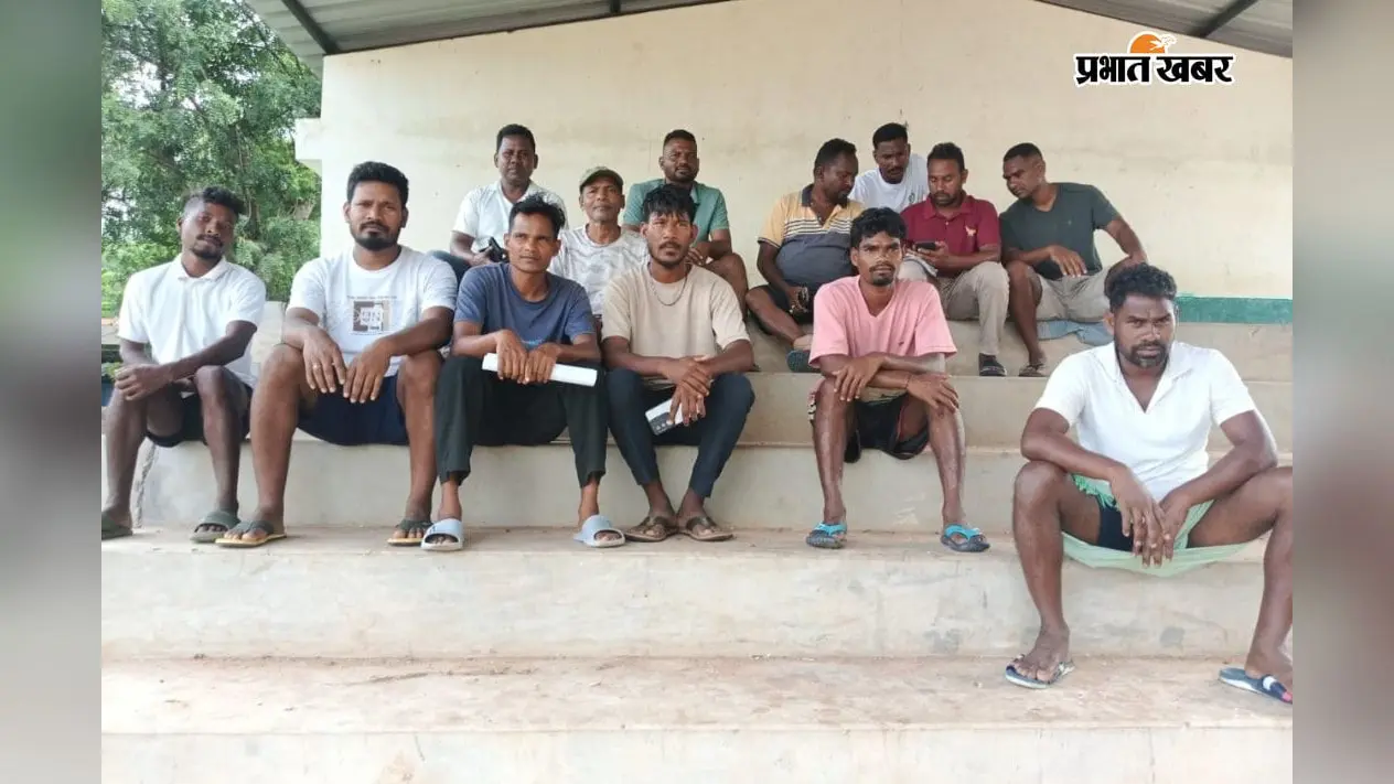 फुटबॉल आयोजन ले बैठक करते ग्रामीण | Prabhat Khabar Network फुटबॉल आयोजन ले बैठक करते ग्रामीण | Prabhat Khabar Network