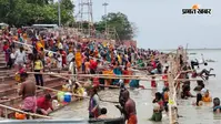 पहली सोमवारी को लेकर भागलपुर के गंगा घाटों पर उमड़ी भीड़, 10 हजार से अधिक कांवरियों ने उठाया गंगाजल