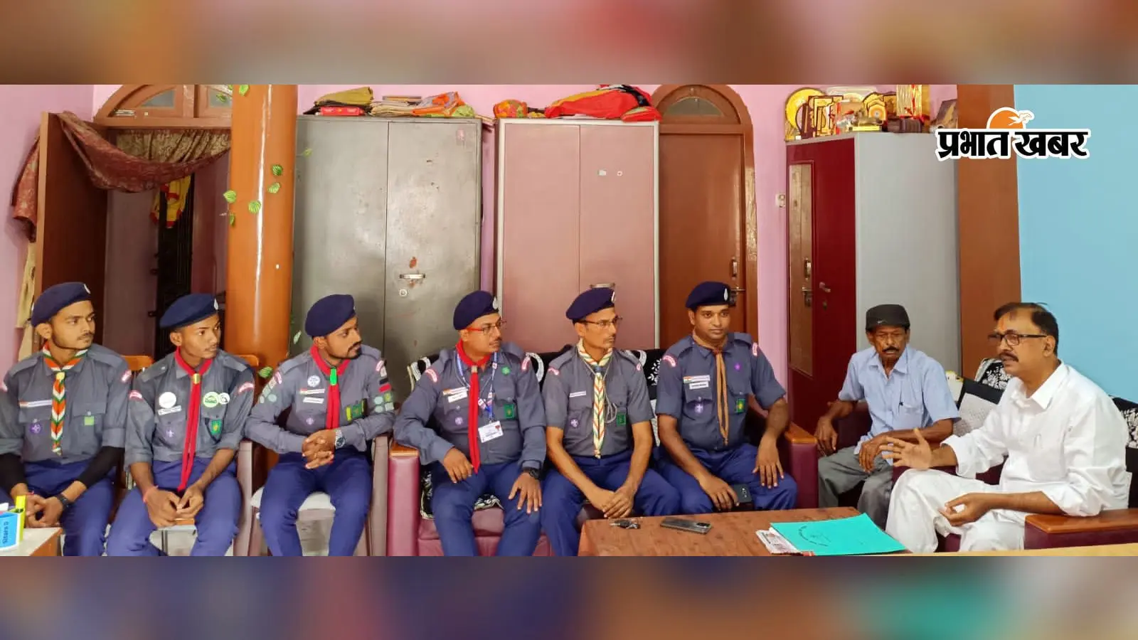बैठक में कावरियां सेवा पर निर्णय लेते. | Prabhat Khabar Network बैठक में कावरियां सेवा पर निर्णय लेते. | Prabhat Khabar Network