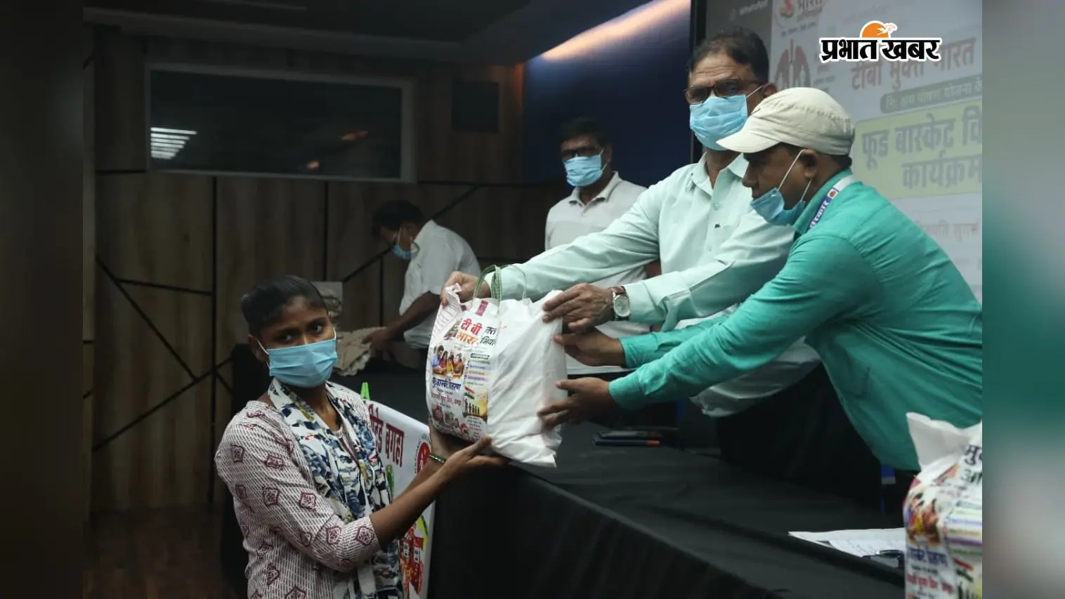 दवा वितरण करती केन जीएम बी एन त्रिपाठी व अन्य | Prabhat Khabar Network दवा वितरण करती केन जीएम बी एन त्रिपाठी व अन्य | Prabhat Khabar Network