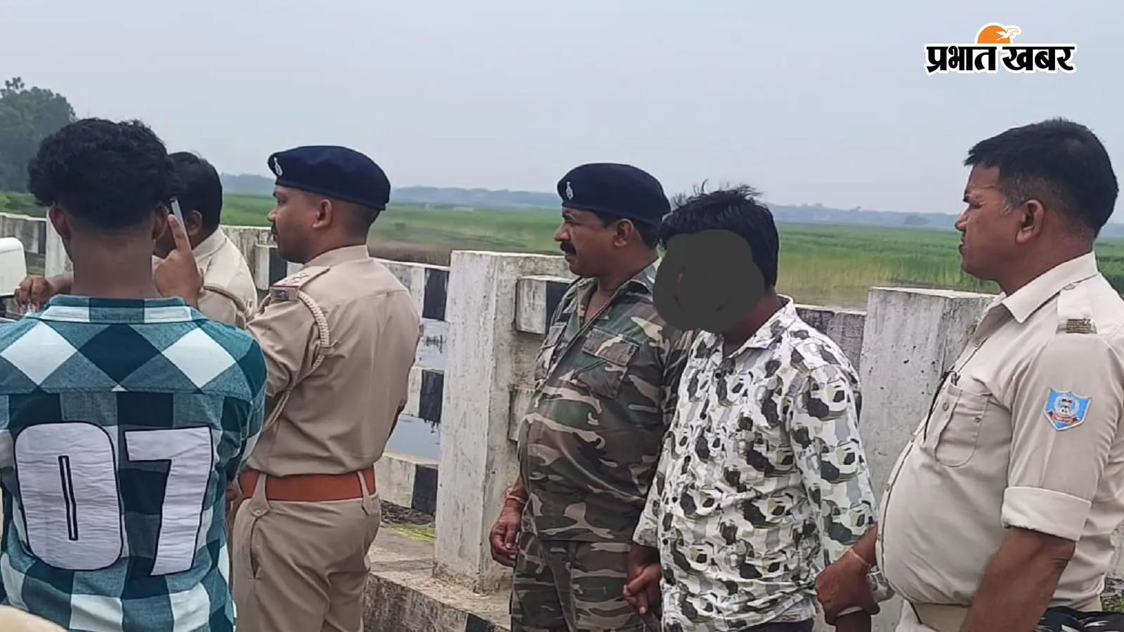 पुलिस की गिरफ्त में मादक पदार्थों का तस्कर. फोटो: प्रभात खबर पुलिस की गिरफ्त में मादक पदार्थों का तस्कर. फोटो: प्रभात खबर