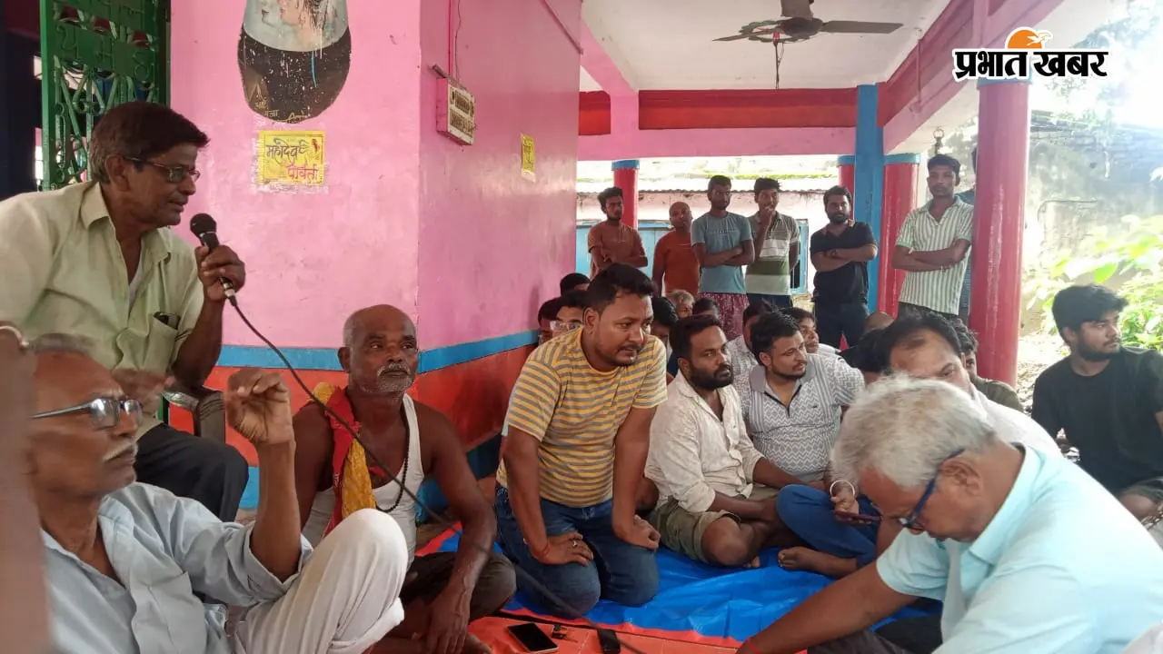बैठक करते ग्रामीण व गणमान्य लोग | Prabhat Khabar Network बैठक करते ग्रामीण व गणमान्य लोग | Prabhat Khabar Network