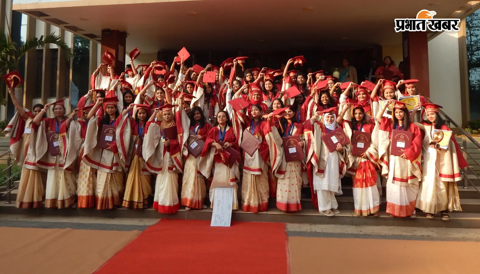 डिग्री के साथ छात्रा (PC: जमशेदपुर महिला विश्वविद्यालय की आधिकारिक वेबसाइट) डिग्री के साथ छात्रा (PC: जमशेदपुर महिला विश्वविद्यालय की आधिकारिक वेबसाइट)