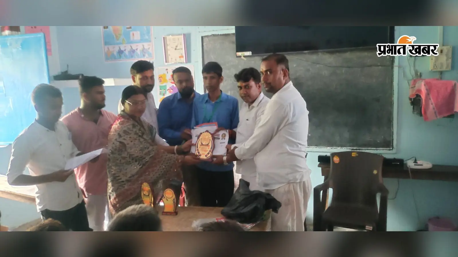 पुरस्कार देते अतिथि | Prabhat Khabar Network पुरस्कार देते अतिथि | Prabhat Khabar Network
