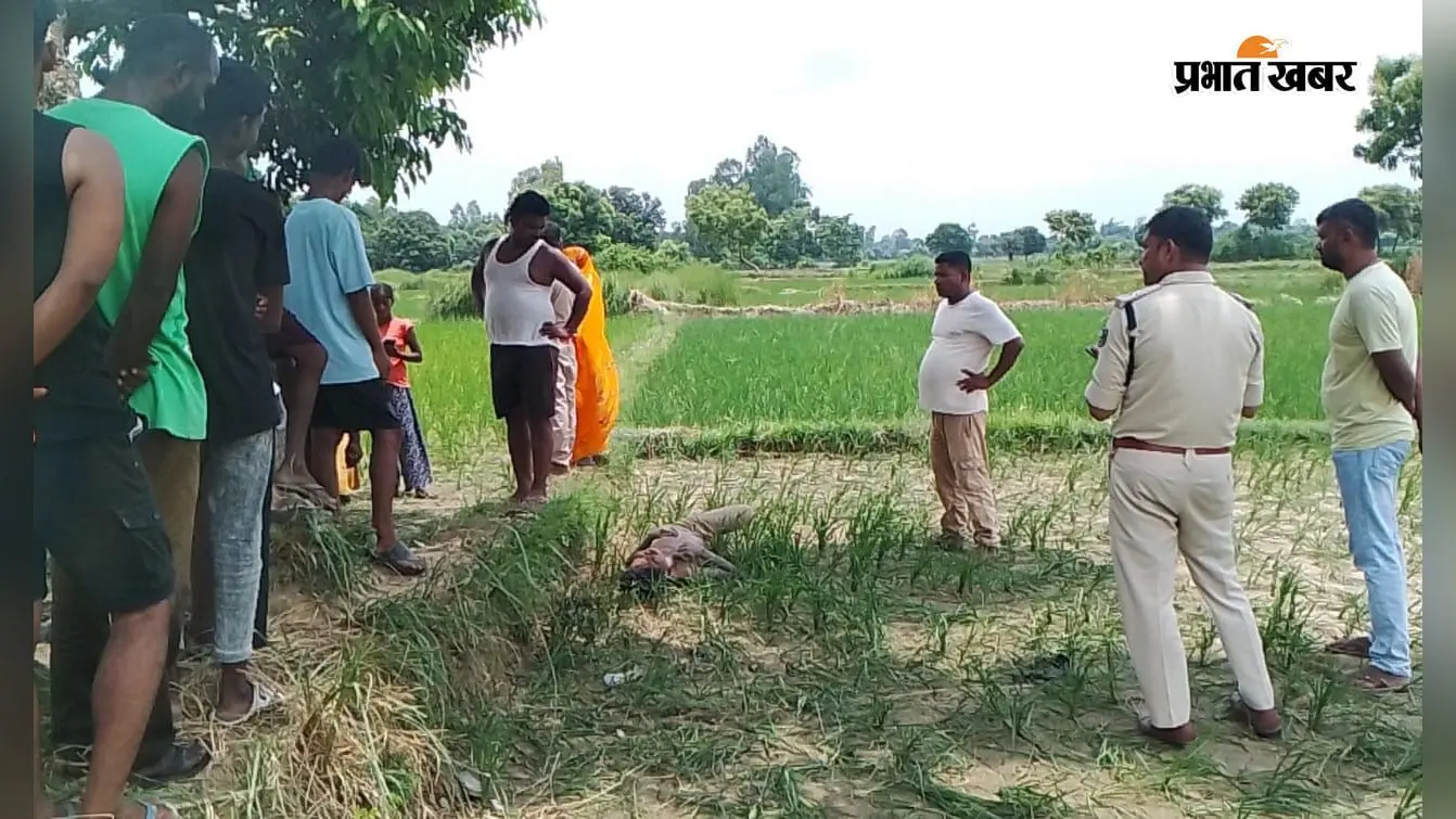 घटना स्थल पर पुलिस व लोगों की भीड़ | Prabhat Khabar Network घटना स्थल पर पुलिस व लोगों की भीड़ | Prabhat Khabar Network