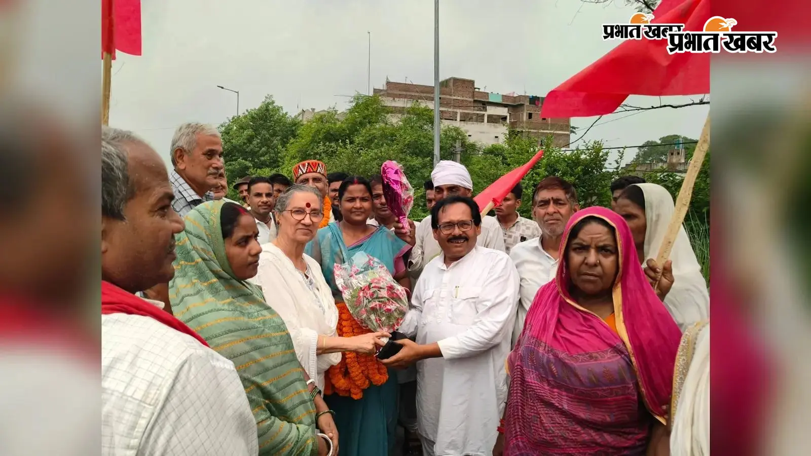 एटक नेता को सम्मानित करते कम्युनिस्ट कार्यकर्ता एटक नेता को सम्मानित करते कम्युनिस्ट कार्यकर्ता