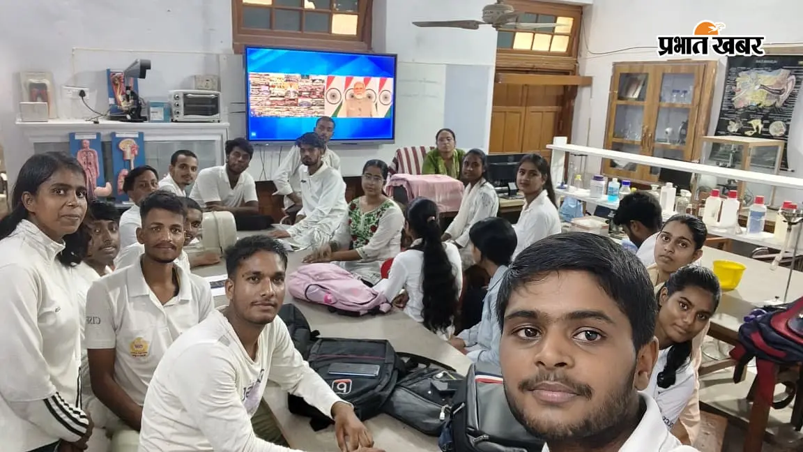 नशामुक्त भारत के अभियान में शामिल विद्यार्थियों के साथ प्राध्यापक गण, | Prabhat Khabar Network नशामुक्त भारत के अभियान में शामिल विद्यार्थियों के साथ प्राध्यापक गण, | Prabhat Khabar Network