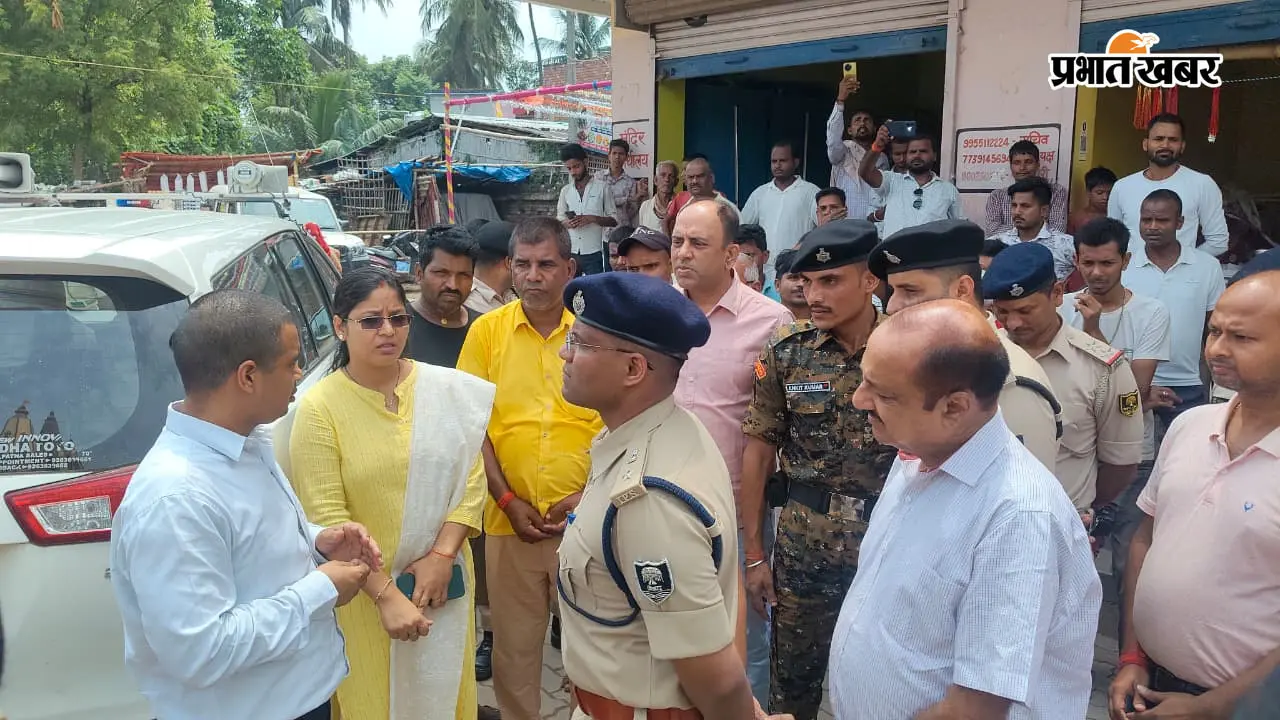 मंदिर परिसर का निरीक्षण करते डीएम-एसपी | Prabhat Khabar Network मंदिर परिसर का निरीक्षण करते डीएम-एसपी | Prabhat Khabar Network