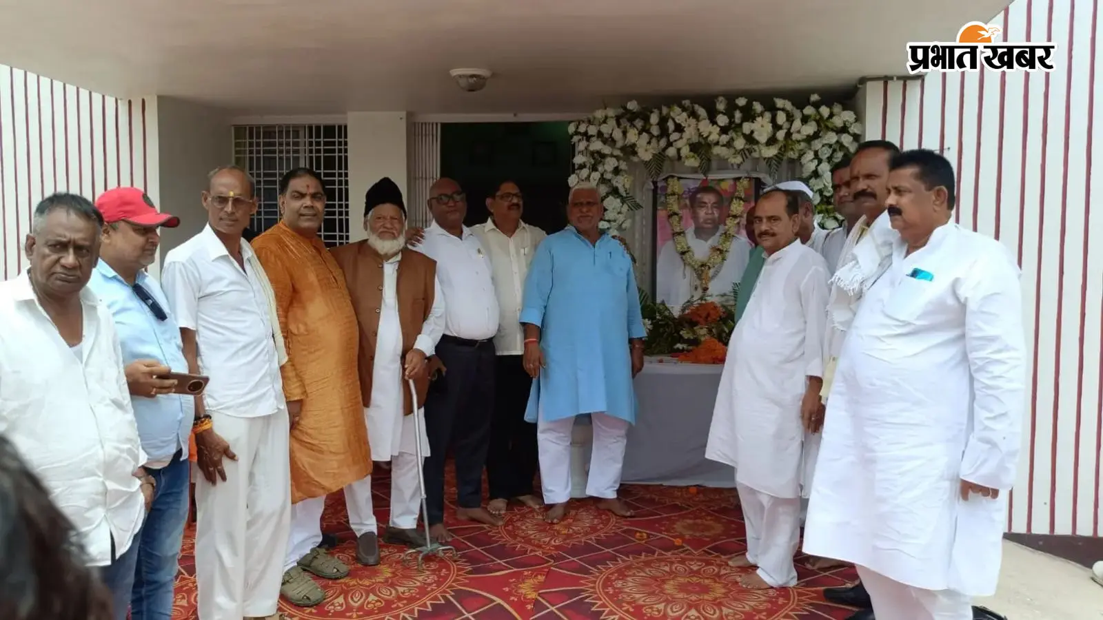 श्रद्धांजलि अर्पित करते लोग श्रद्धांजलि अर्पित करते लोग