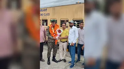 गोपालगंज में 19 साल की सैन्य सेवा के बाद गांव लौटे मंजीत ठाकुर, रेलवे स्टेशन पर हुआ भव्य स्वागत