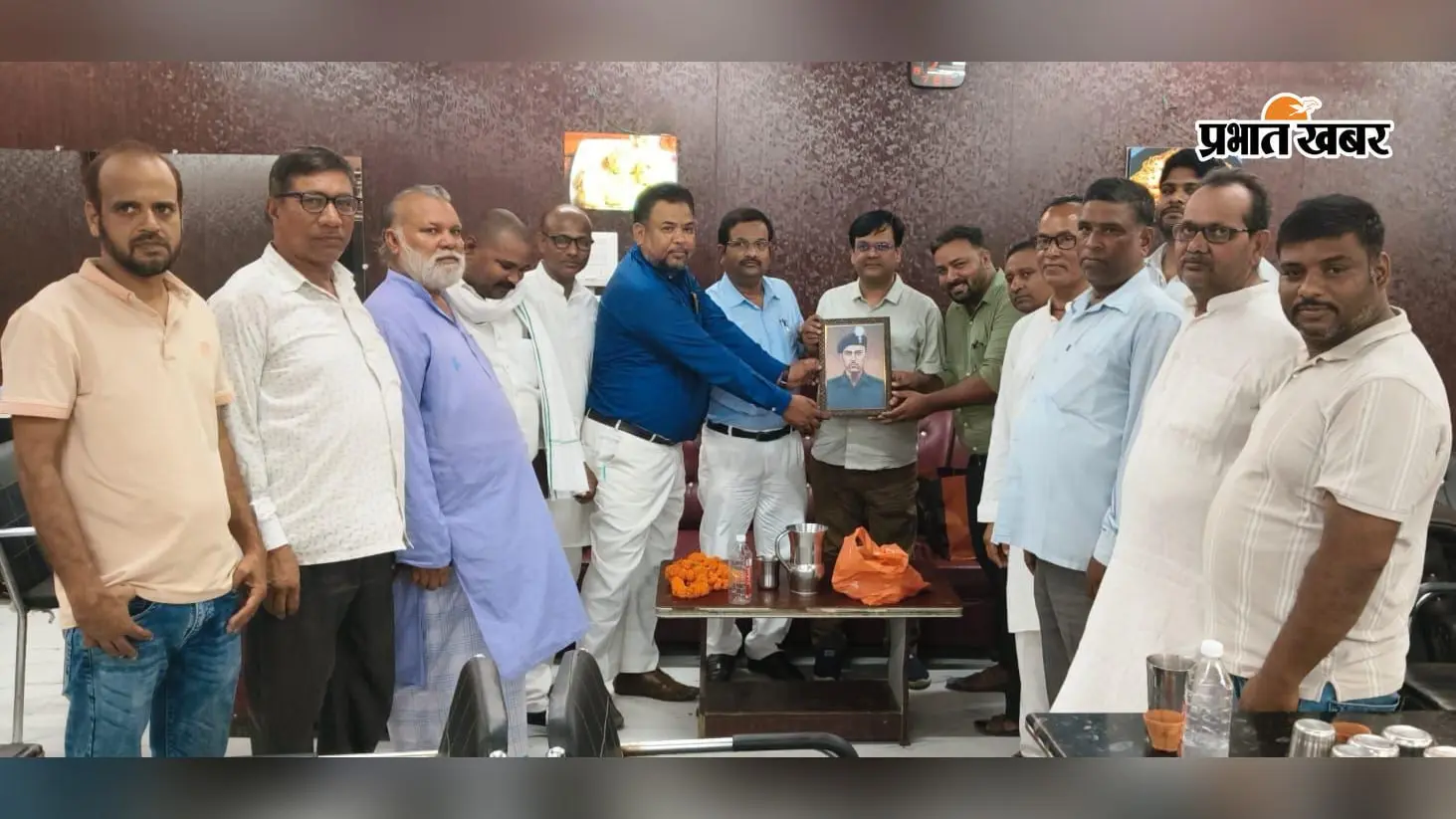 कार्यक्रम में अनुदेशक को सम्मानित करते अतिथि गण | Prabhat Khabar Network कार्यक्रम में अनुदेशक को सम्मानित करते अतिथि गण | Prabhat Khabar Network