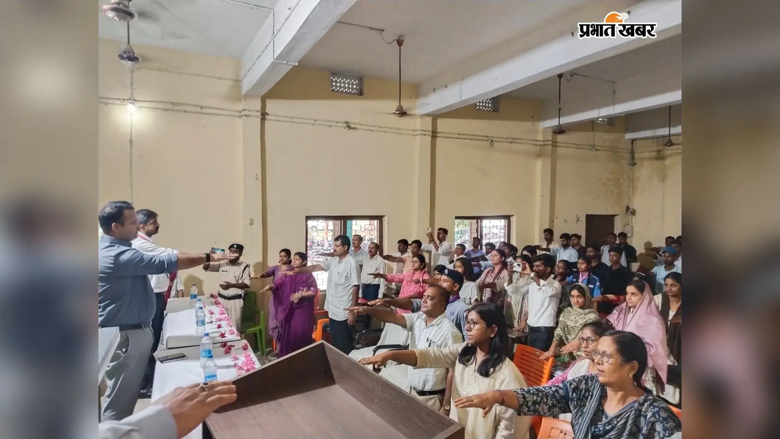 फोटो नं 11- नशा के खिलाफ छात्रों को संकल्प दिलाते डीएम व उत्पाद अधीक्षक | Prabhat Khabar Network फोटो नं 11- नशा के खिलाफ छात्रों को संकल्प दिलाते डीएम व उत्पाद अधीक्षक | Prabhat Khabar Network