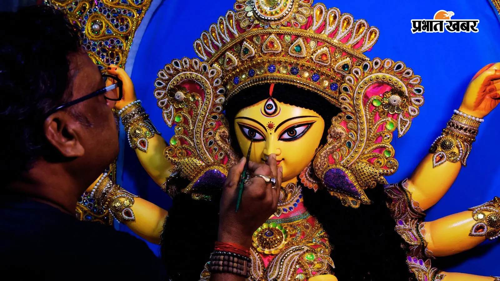 कोलकाता में मां दुर्गा की प्रतिमा के निर्माण में जुटा एक मूर्तिकार. कोलकाता में मां दुर्गा की प्रतिमा के निर्माण में जुटा एक मूर्तिकार.