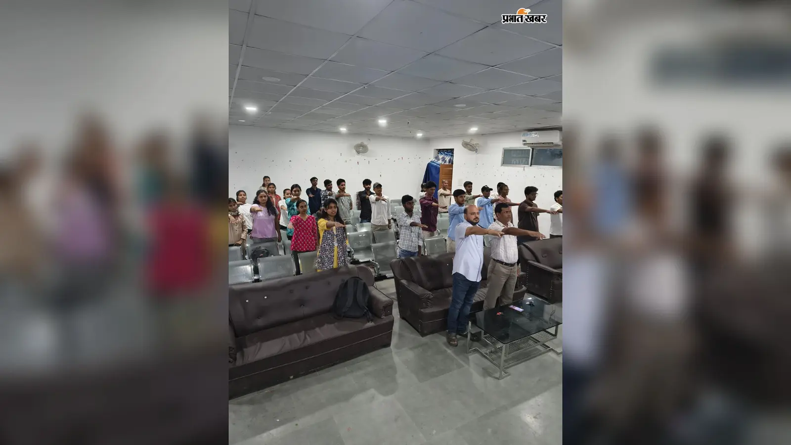 शपथ लेते छात्र छात्राएं | Prabhat Khabar Network शपथ लेते छात्र छात्राएं | Prabhat Khabar Network