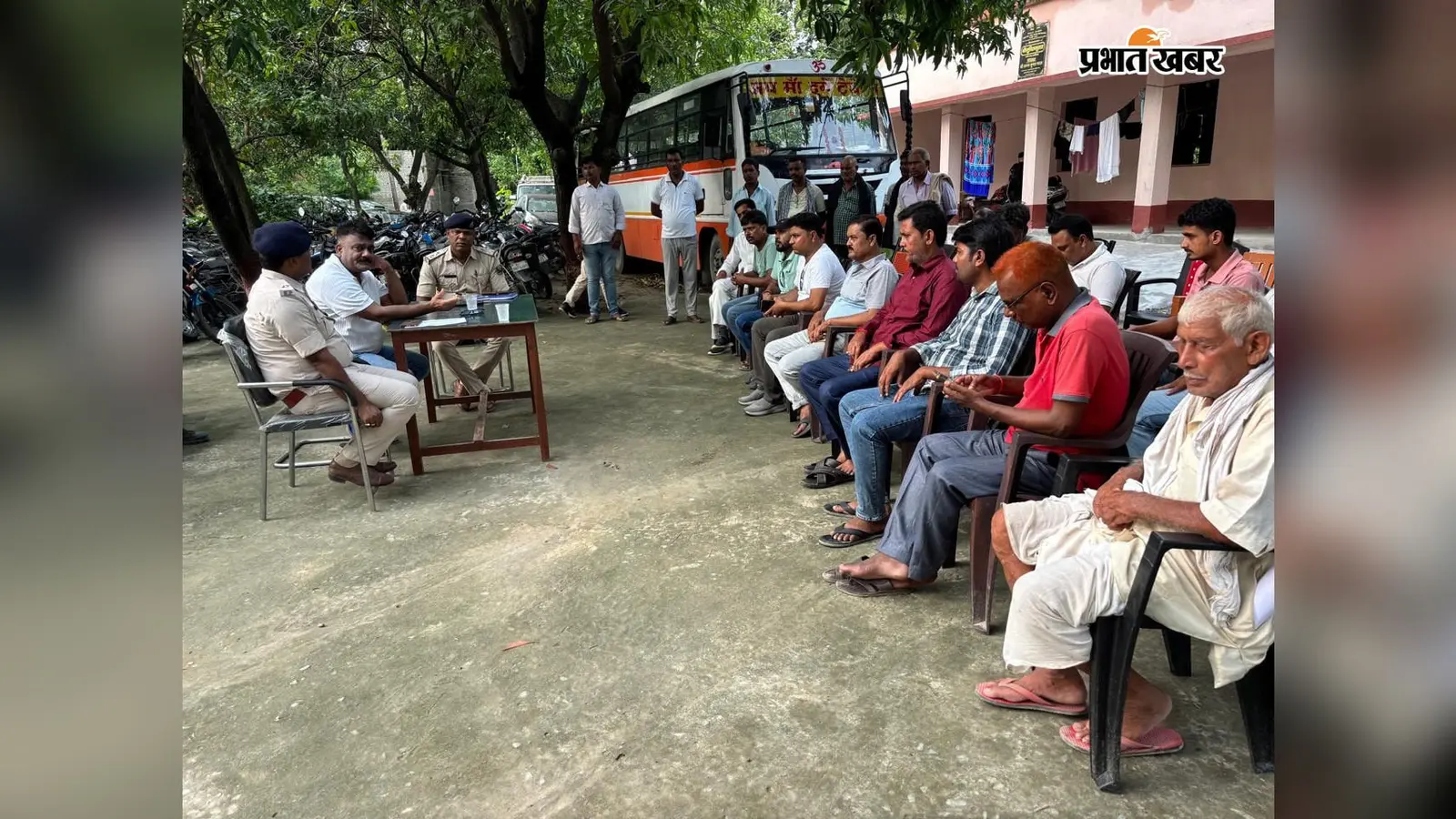 शांति समिति की बैठक में बगहा एसडीपीओ निहार भूषण व अन्य | Prabhat Khabar Network शांति समिति की बैठक में बगहा एसडीपीओ निहार भूषण व अन्य | Prabhat Khabar Network