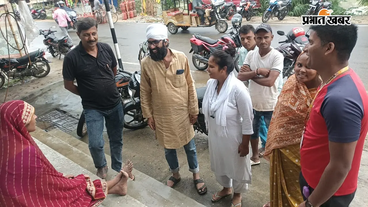 भटकी महिला से जानकारी जुटाने की कोशिश करते संगठन के अध्यक्ष रंजीत सिंह व अन्य लोग | Prabhat Khabar Network भटकी महिला से जानकारी जुटाने की कोशिश करते संगठन के अध्यक्ष रंजीत सिंह व अन्य लोग | Prabhat Khabar Network