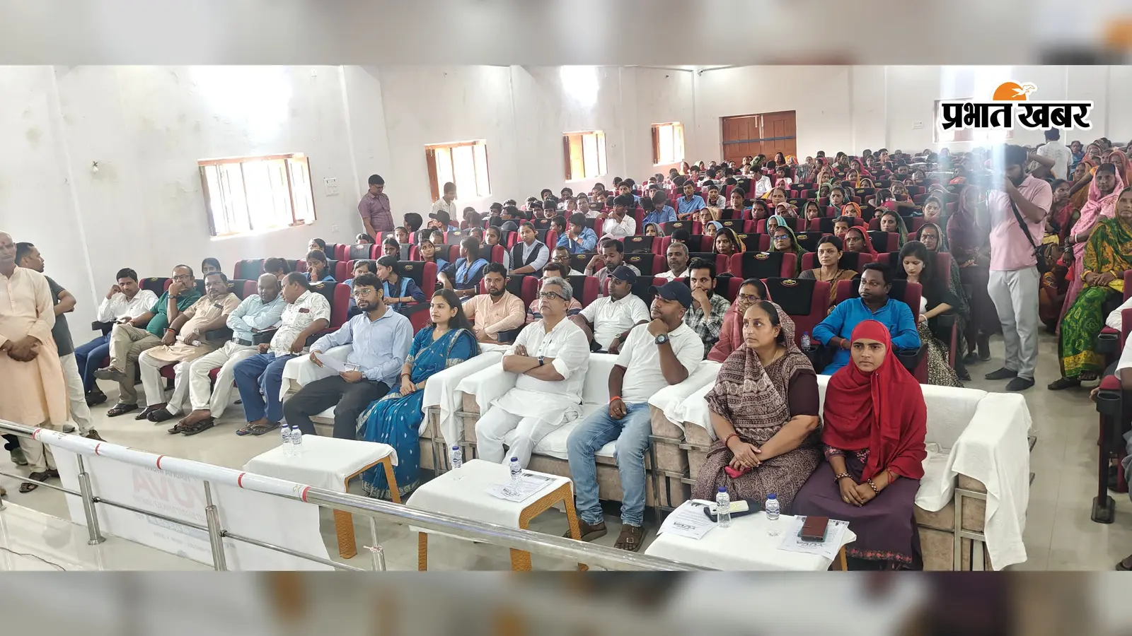 लाइव प्रसारण देखते मंत्री नीतीश मिश्रा व अन्य | Prabhat Khabar Network लाइव प्रसारण देखते मंत्री नीतीश मिश्रा व अन्य | Prabhat Khabar Network